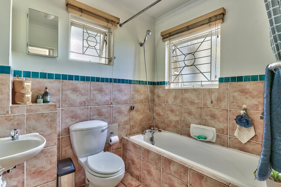 1 Bedroom Property for Sale in Vredehoek Western Cape